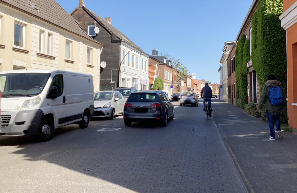 In der Kirchenstraße ist es zu eng, damit Radfahrende sicher überholt werden können.