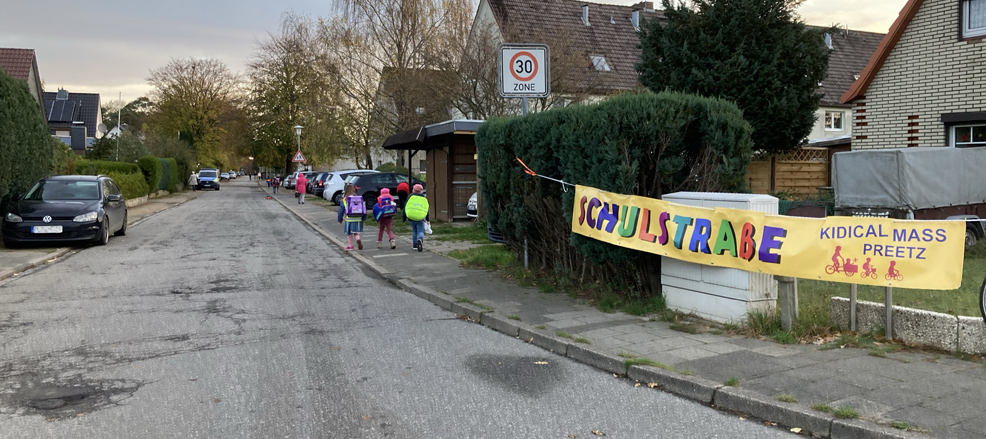 Autofreier Lohmühlenweg während der Schulstraßen-Aktion